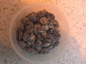 蔓越莓和10克奶粉混合，摇匀。