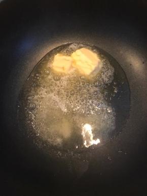 不粘锅中放玉米油小火，放入黄油，慢慢融化黄油