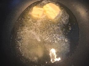 不粘锅中放玉米油小火，放入黄油，慢慢融化黄油