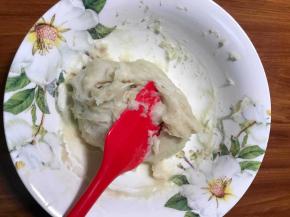 出锅后的糯米馅，搅拌至稍微晾凉，不烫手。