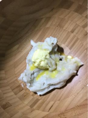 转移盆中，加入软化黄油，揉至吸收