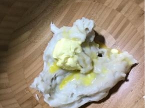 转移盆中，加入软化黄油，揉至吸收