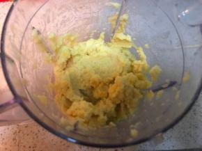 把凉的绿豆沙加入少量牛奶或者水，放料理机打一下，加液体的目的是能够让机器很轻松的转动起来，从而打成细纱，我加了大概30克牛奶，加水量不固定，机器转起来能打即可，水越少，一会儿越好炒