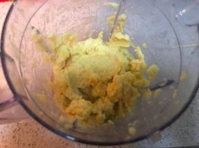把凉的绿豆沙加入少量牛奶或者水，放料理机打一下，加液体的目的是能够让机器很轻松的转动起来，从而打成细纱，我加了大概30克牛奶，加水量不固定，机器转起来能打即可，水越少，一会儿越好炒