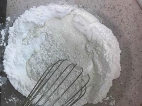 准备馅料：糯米粉，糖，淀粉混合加入牛奶搅拌成细致的粉浆。