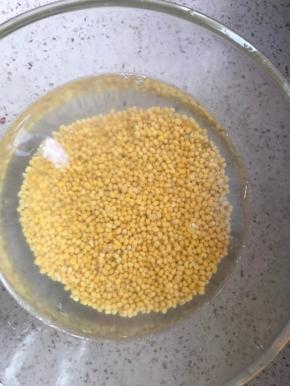 首先选择脱皮绿豆，如果没有脱皮绿豆就用带皮绿豆，带皮绿豆浸泡时间要更长大概一夜或者8个小时左右，浸泡后手搓豆子脱皮，这里说一个脱皮绿豆最快的处理方法，先把绿豆反复清洗干净，然后放热水浸泡20分钟，然后放锅中煮20分钟，豆子基本就软了。