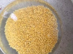 首先选择脱皮绿豆，如果没有脱皮绿豆就用带皮绿豆，带皮绿豆浸泡时间要更长大概一夜或者8个小时左右，浸泡后手搓豆子脱皮，这里说一个脱皮绿豆最快的处理方法，先把绿豆反复清洗干净，然后放热水浸泡20分钟，然后放锅中煮20分钟，豆子基本就软了。