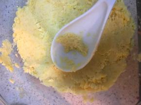  如果没有料理机，或者喜欢吃有口感的绿豆糕，那么就趁热，用大勺子碾碎绿豆，捻完其实也很细，但是还是会有粗糙的颗粒存在，捻完直接炒就行，但是我还是喜欢细致的外观，晾凉了一会儿用料理机打一下。