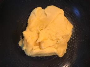 翻炒至豆沙非常立整，翻炒有阻力，可以停火。