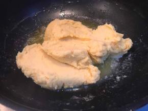 放入豆沙下锅翻炒，全程小火。