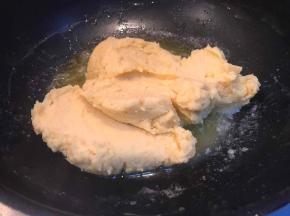 放入豆沙下锅翻炒，全程小火。