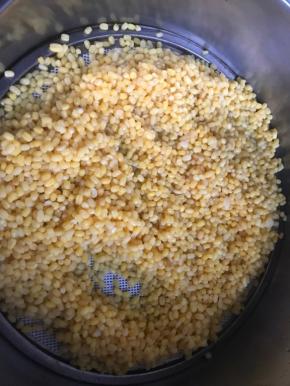 然后上锅蒸，水足些，大火，半小时