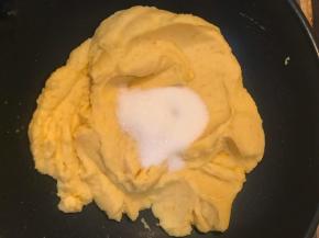 炒至油分吸收，豆沙比较干燥，水分明显减少，加入糖。