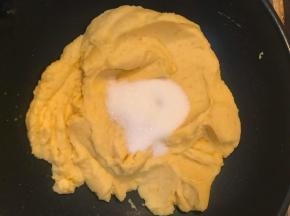 炒至油分吸收，豆沙比较干燥，水分明显减少，加入糖。