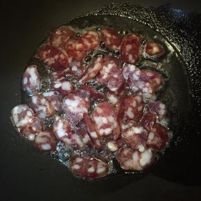 锅中加入少许油，大火烧热，下入腊肠中火翻炒。