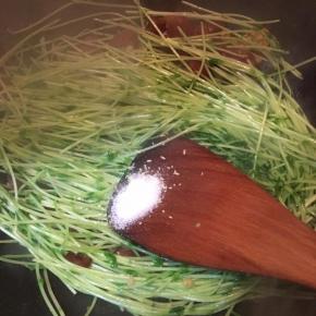 炒至豆苗变色，调入盐和鸡精翻炒均匀即可关火。