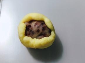 压扁皮，包裹馅，包好。