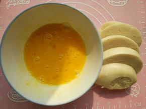 鸡蛋打散，馒头切片