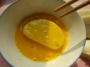 馒头片沾满蛋液