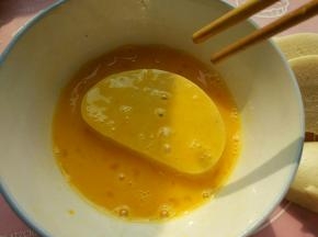 馒头片沾满蛋液