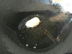 锅中放入玉米油，小火，把油烧至温热，放入裹好蛋液的馒头片