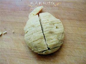 将饽饽切成适当的片；