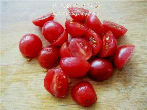 樱桃西红柿对半切开；