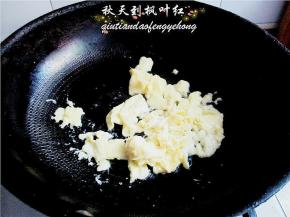 锅中油热后将鸡蛋液倒入炒熟；