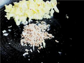 将鸡蛋拨到旁边，将小虾皮放入炒香。