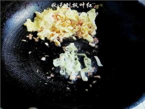 
将虾皮也拨到一边，剩少许油将葱放入爆香。