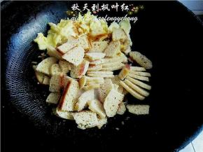 倒入切好的饽饽片。