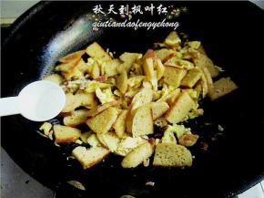 翻炒均匀，然后放入少许精盐；