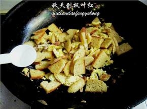 翻炒均匀，然后放入少许精盐；