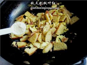 再放入少许鸡精；