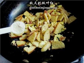 再放入少许鸡精；
