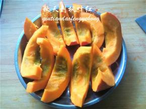 南瓜去皮去籽切块放入容器内；