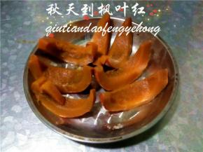 放入蒸锅大火蒸熟，去掉容器内的水分；