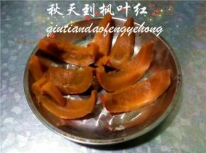 放入蒸锅大火蒸熟，去掉容器内的水分；