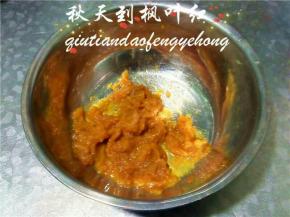 将南瓜碾成泥放入和面盆中；