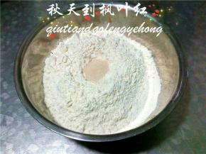 放入面粉，上面话酵母，开始和面。