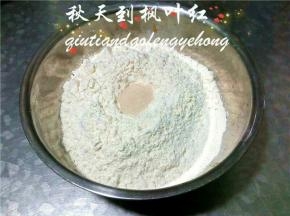 放入面粉，上面话酵母，开始和面。