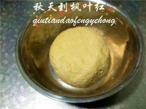 和成面团，南瓜本身水分不足时可适量加入一些温水，盖上保鲜膜放温暖处进行发酵。