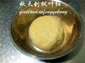 和成面团，南瓜本身水分不足时可适量加入一些温水，盖上保鲜膜放温暖处进行发酵。