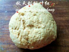 发酵好的面团取出放在面板上。