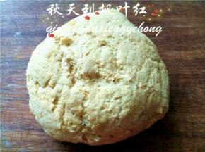 发酵好的面团取出放在面板上。