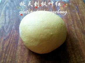 揉制排气，成光滑的面团，静置10分钟。
