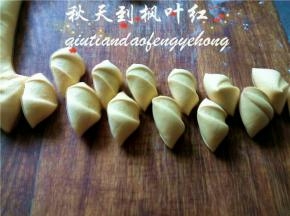 取面团搓成条，切成饺子剂大小；