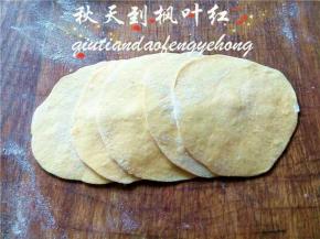 将面团擀成面片，五个叠放在一起。