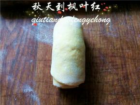 慢慢从一头卷起。