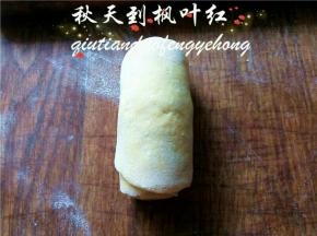 慢慢从一头卷起。